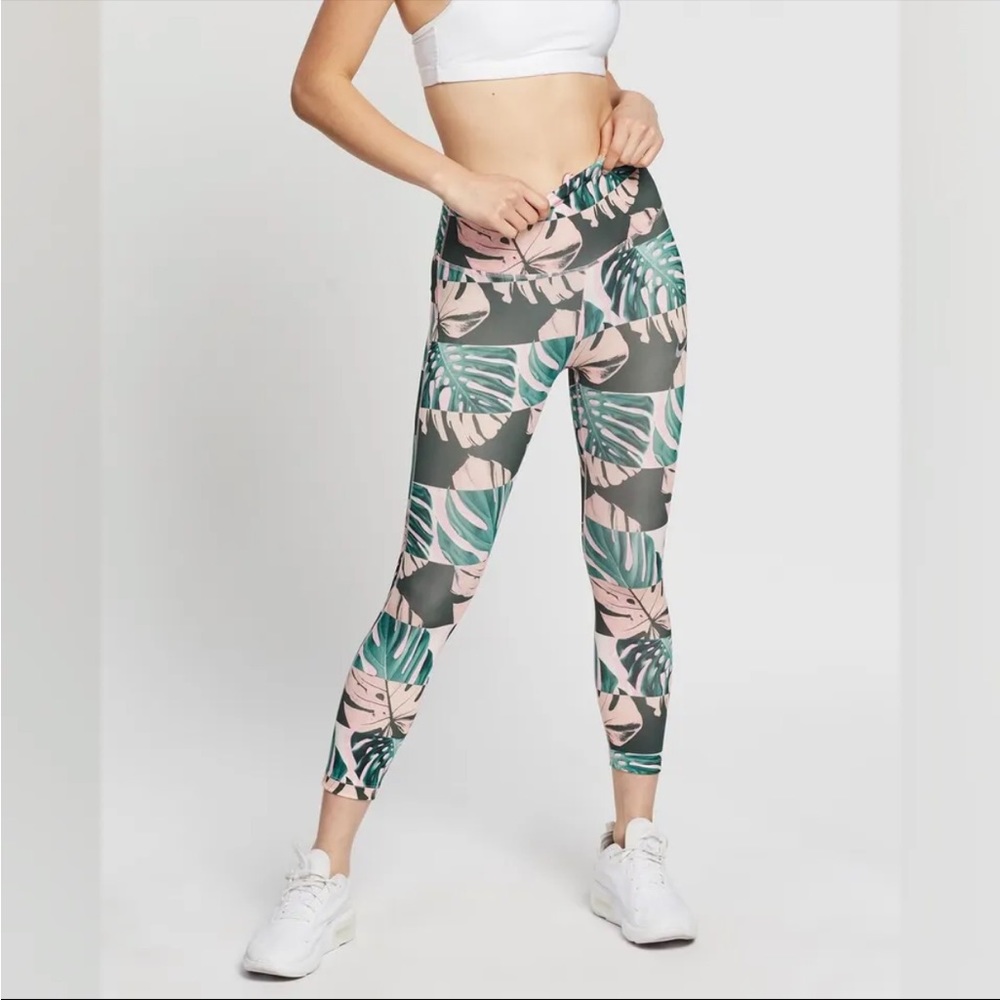 NWOT Nike Palm Leaf/Monstera Botanical Cropped Activewear Women's Leggings Small